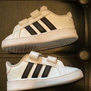 TODDLER US SIZE 5 VELCRO ADIDAS BARELY WORN UNISEX